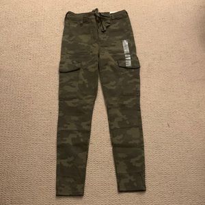 NWT American Eagle super high rise jegging crop camo pants. Size 2 short.